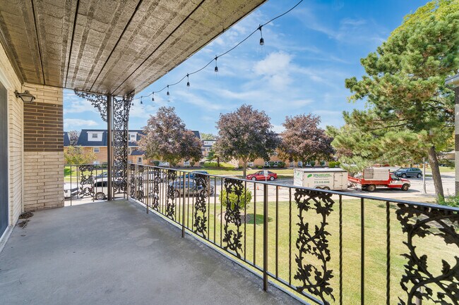 Building Photo - 301 E Plainfield Rd