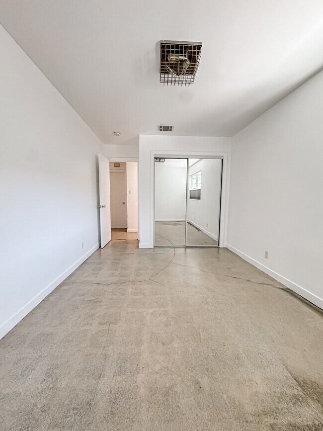 Building Photo - 3809 Floral Dr