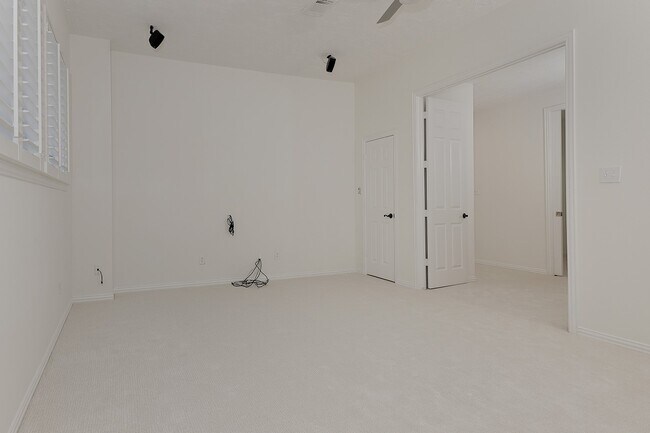 Building Photo - 122 E Lansdowne Cir