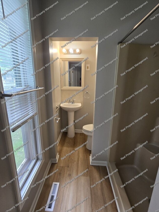 Building Photo - Updated 1 Bedroom Apartment