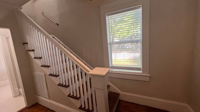 Building Photo - Renovated larg single family home! 2,200+ sf