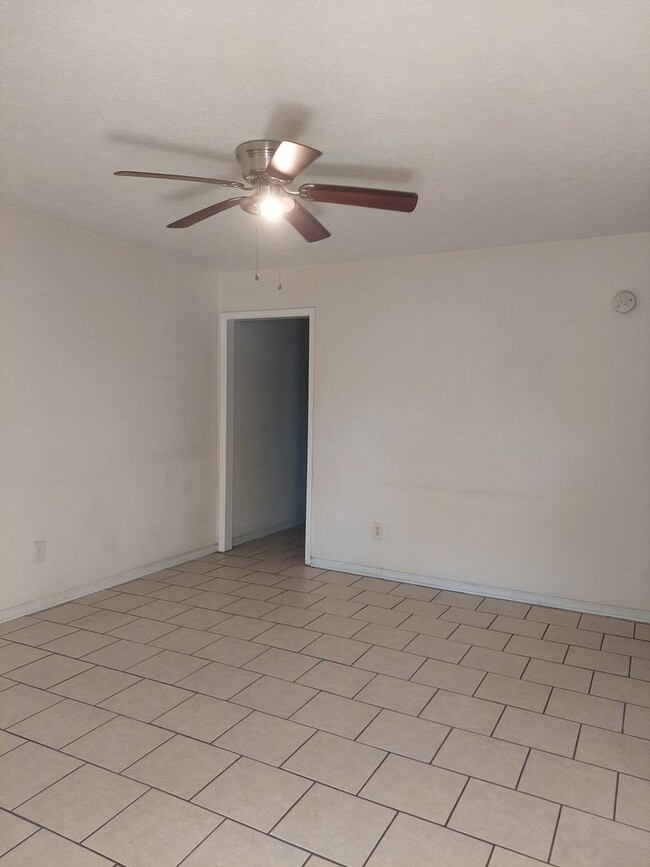 Building Photo - Cute Duplex