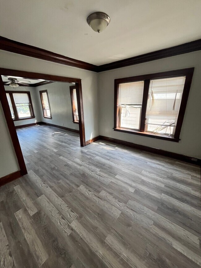 Building Photo - 10934 S Vernon Ave