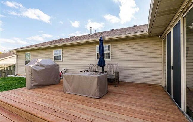 Building Photo - 3BR/2BR Home For Rent - Fenced Back Yard w...