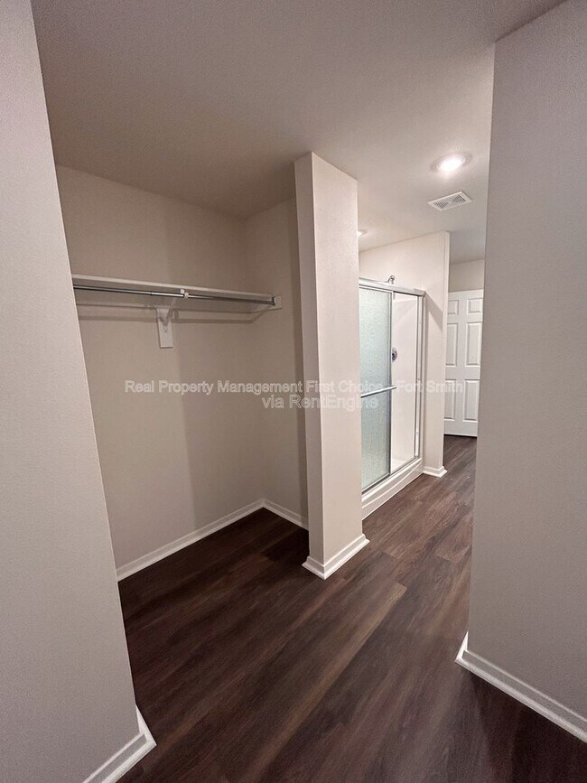 Building Photo - 10640 Cedar Wy