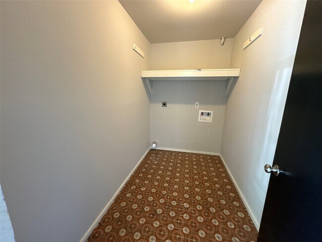 Building Photo - 318 S Poplar St