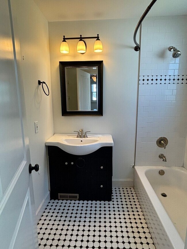 Building Photo - LEASING SPECIAL Cozy East Nashville 3 Bedr...