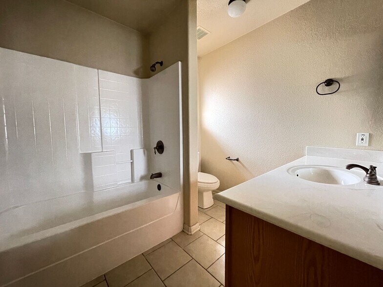Building Photo - 6100 Alexus Dr