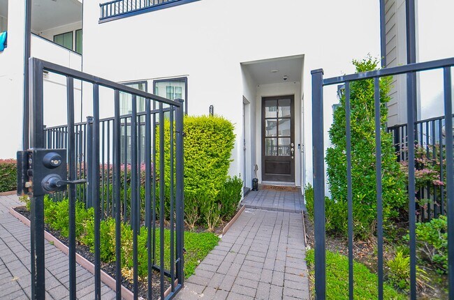 Building Photo - 2812 Grand Fountains Dr