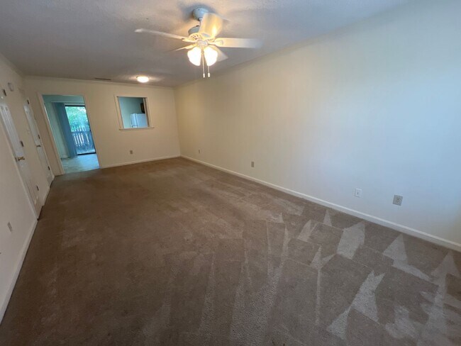 Building Photo - 2 Bedroom Townhouse