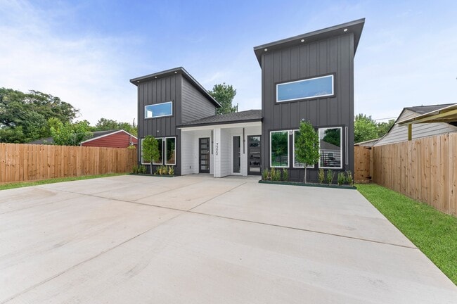 Building Photo - 7323 Bastogne Rd