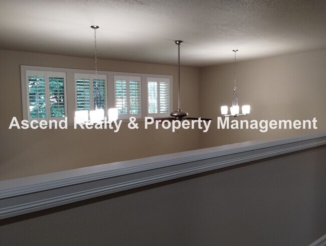 Building Photo - Elegant & Spacious 4 Bed & Bonus Home Buil...