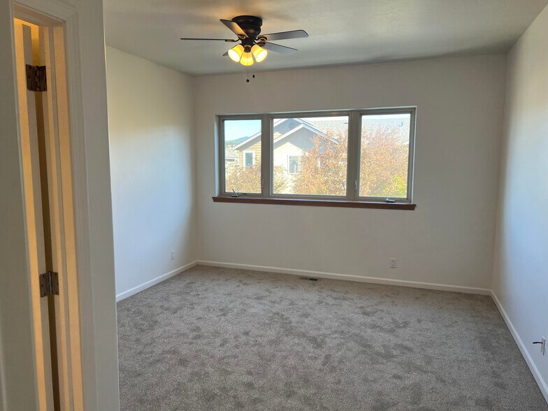 Master bedroom (upstairs) - 60 Mill Rd