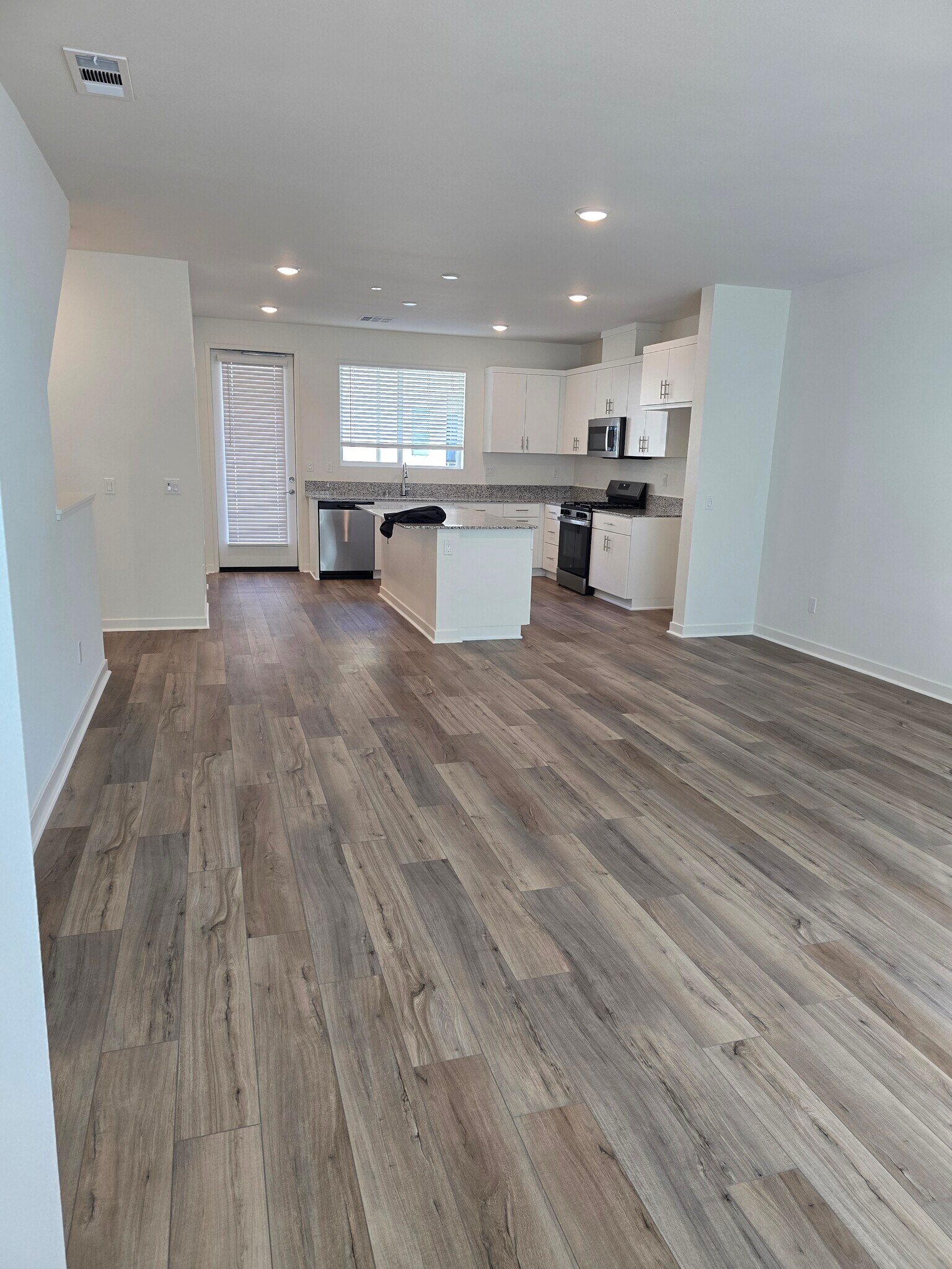 Building Photo - 5350 Seacliff Pl