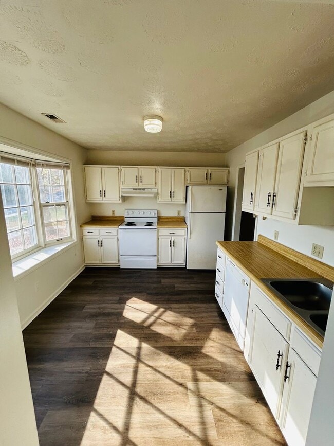 Building Photo - Spacious Townhome in Blacksburg, VA.