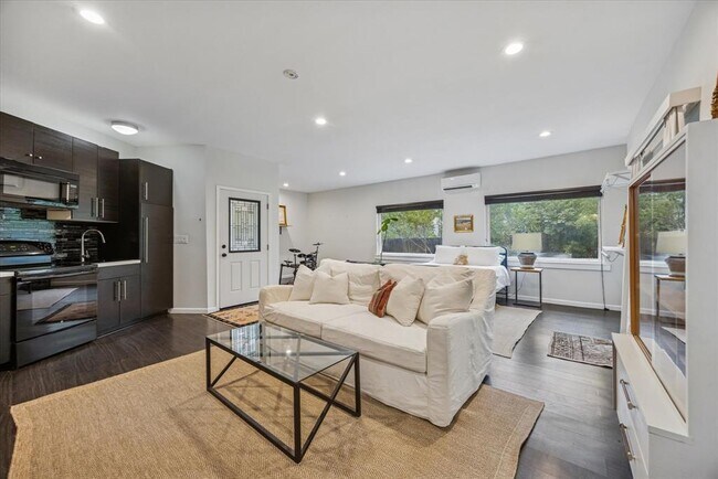 Building Photo - 6809 Meadow Cir