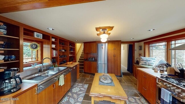 Building Photo - 144 Sawkill Ave