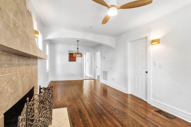 Building Photo - 416 S L St