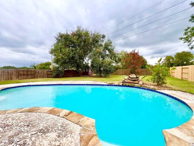 Building Photo - 16735 Village View Trail