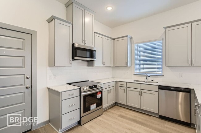 Building Photo - 33134 Oak Hts Pl