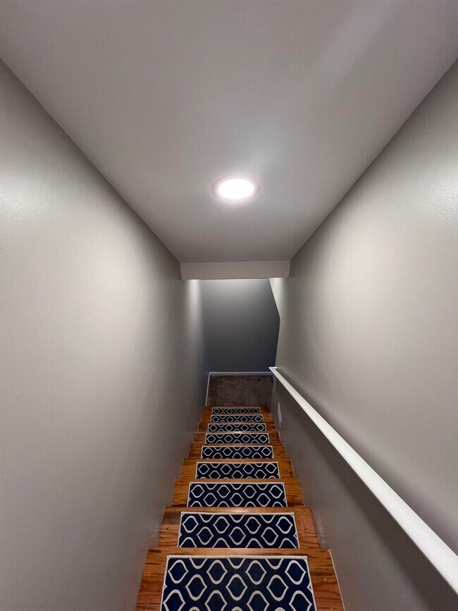 Building Photo - 219 E River Bend Dr