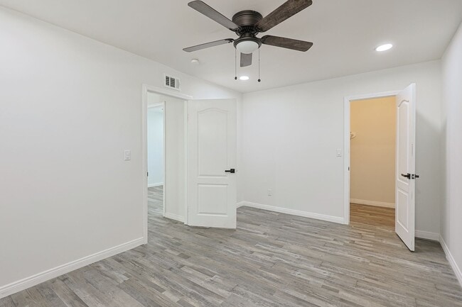 Building Photo - Spacious 5-Bedroom, 3-Bath Home – Convenie...