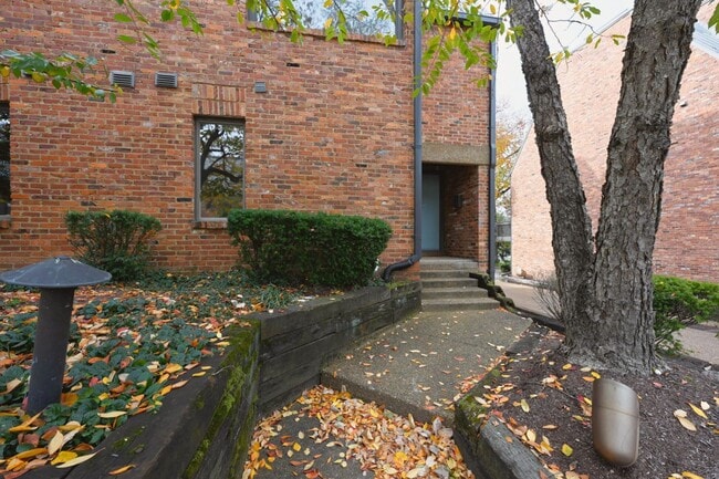 Building Photo - **PERFECTLY SITUATED TOWNHOME IN GREEN HIL...