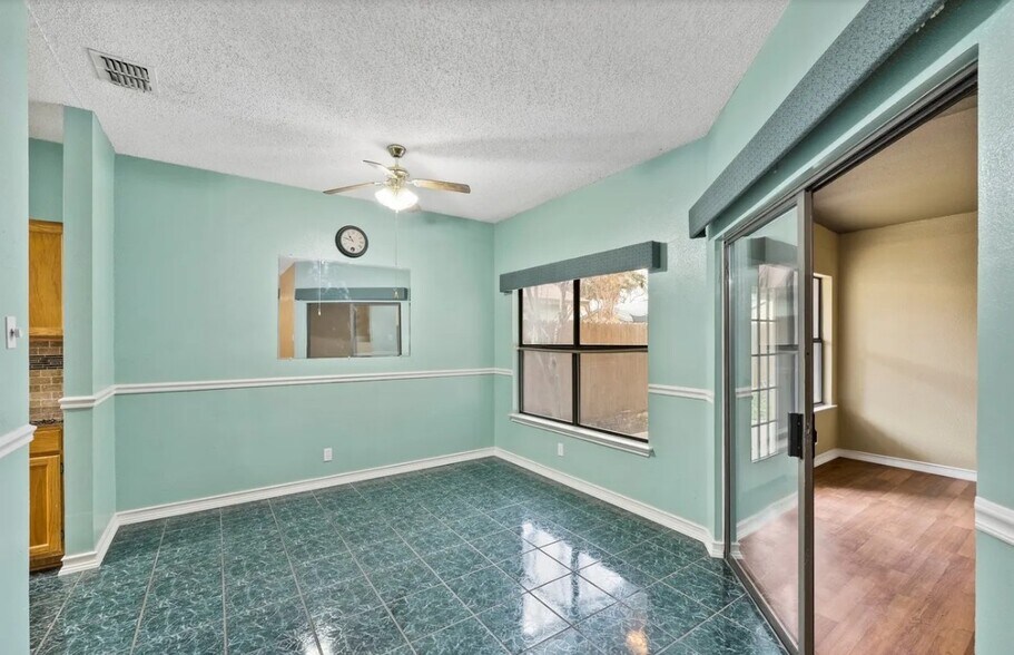 Building Photo - 9135 Deer Vlg