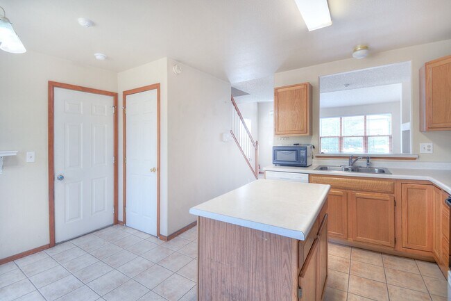Building Photo - 2540 Lyncrest Dr