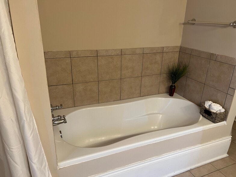 Building Photo - 2904 Annunciation St