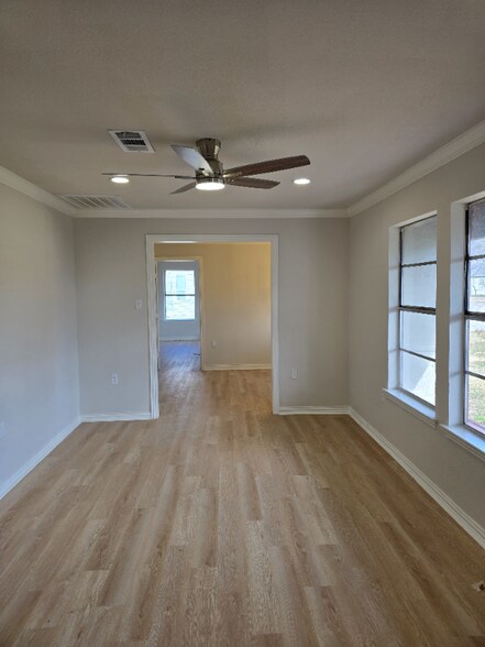 Building Photo - 502 S Pearl St