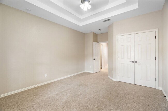 Building Photo - 684 Hollow Cir