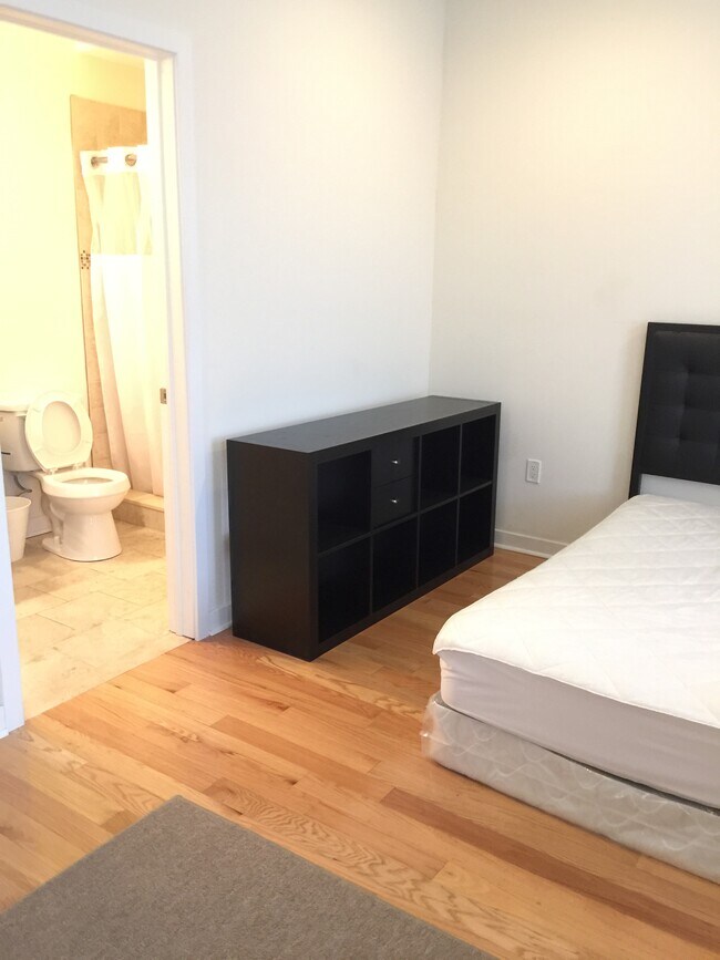 Building Photo - 526 N 36th St