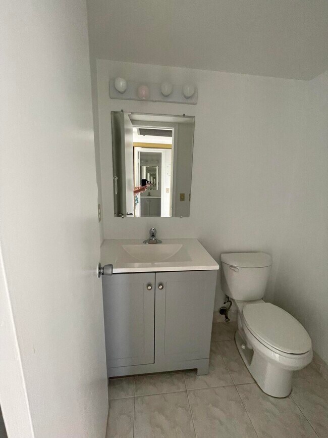 Building Photo - 343 Windsor O