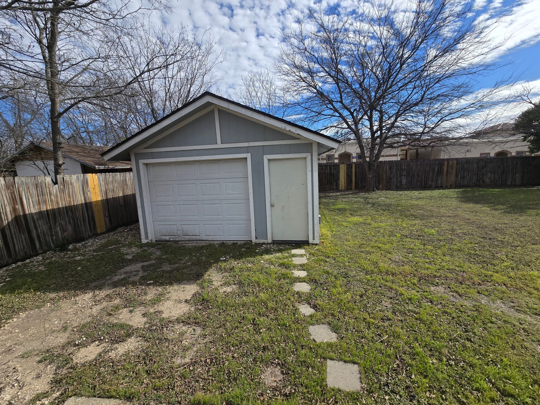Detached garage/laundry - 505 Veterans Ave