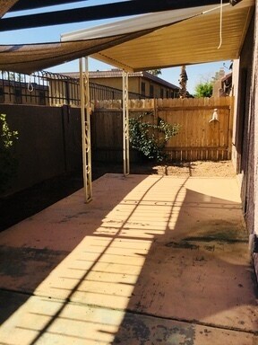 Building Photo - 2 bed 2 bath Town-home Gated  in Central Phoenix!