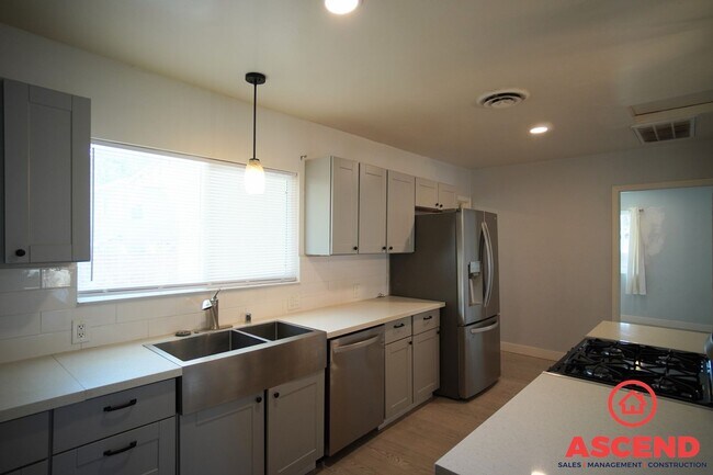 Building Photo - 423 Flower St