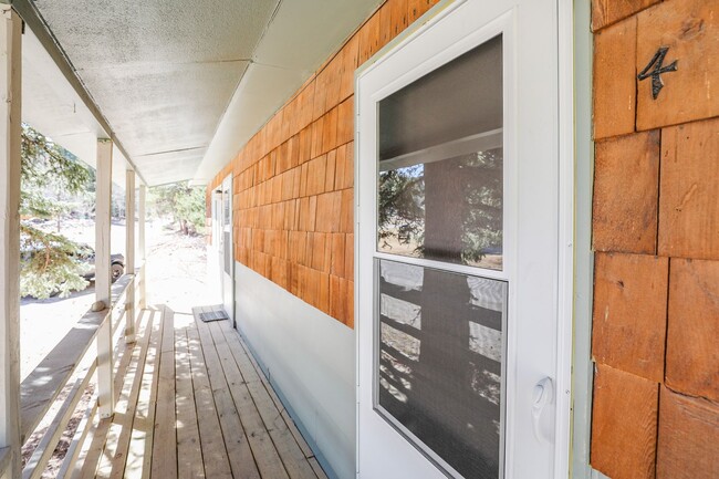 Building Photo - Cozy One Bedroom One Bath Retreat -  FURNISHED OR UNFURNISHED