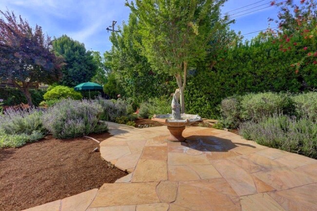 Building Photo - Executive 5BR Home with Private Backyard Retreat