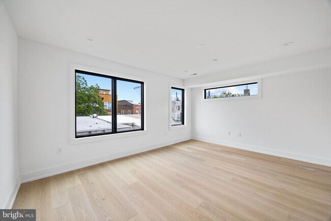 Building Photo - 706 Latona St