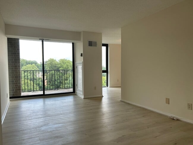 Building Photo - 2br 2bath home in Idylwood Towers ready fo...