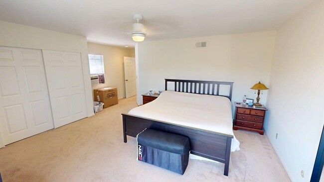 Building Photo - Spacious 4 Bedroom 3.5 Bathroom Coronado H...