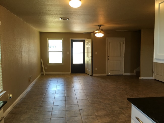 Building Photo - 907 Dart Ct