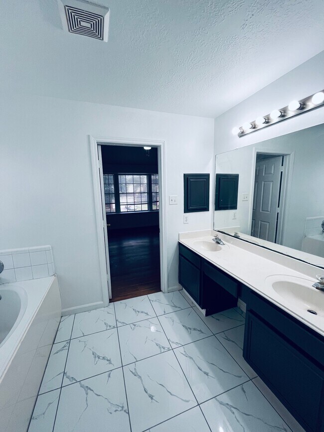 Building Photo - 2206 Laurel Oak Dr