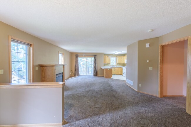 Building Photo - Fantastic 3 bed 3 bath townhome in Coon ra...