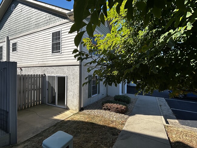 Building Photo - 29 Rosewood Ct