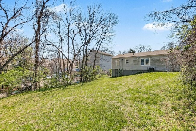 Building Photo - Charming Two Bedroom, One Bathroom Home Near Kansas City Zoo!