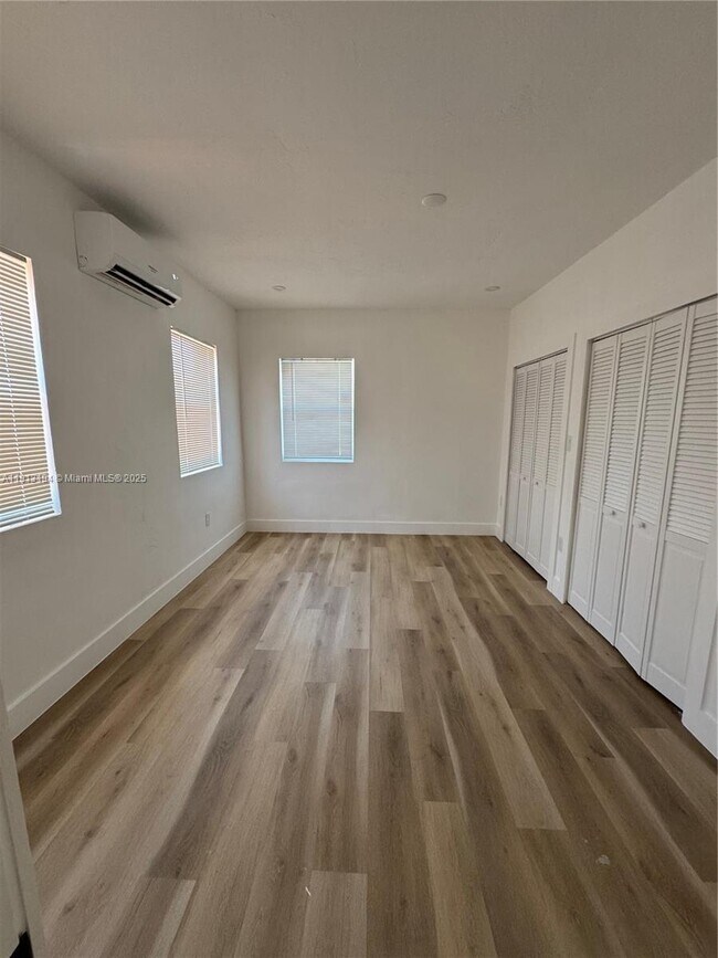 Building Photo - 4028 SW 11th St