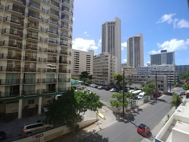 Building Photo - For Rent | Full Sized Studio, 1 Bathroom with City Views
