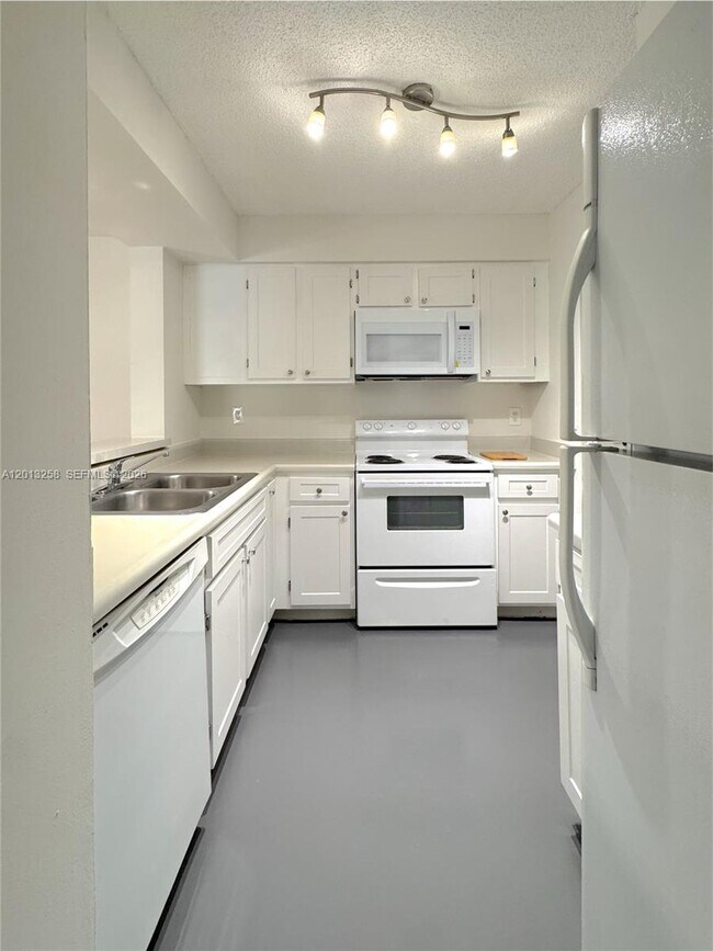 Building Photo - 1281 SW 46th Ave